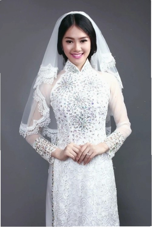 Áo dài cưới ren trắng đính đá pha lê toàn thân