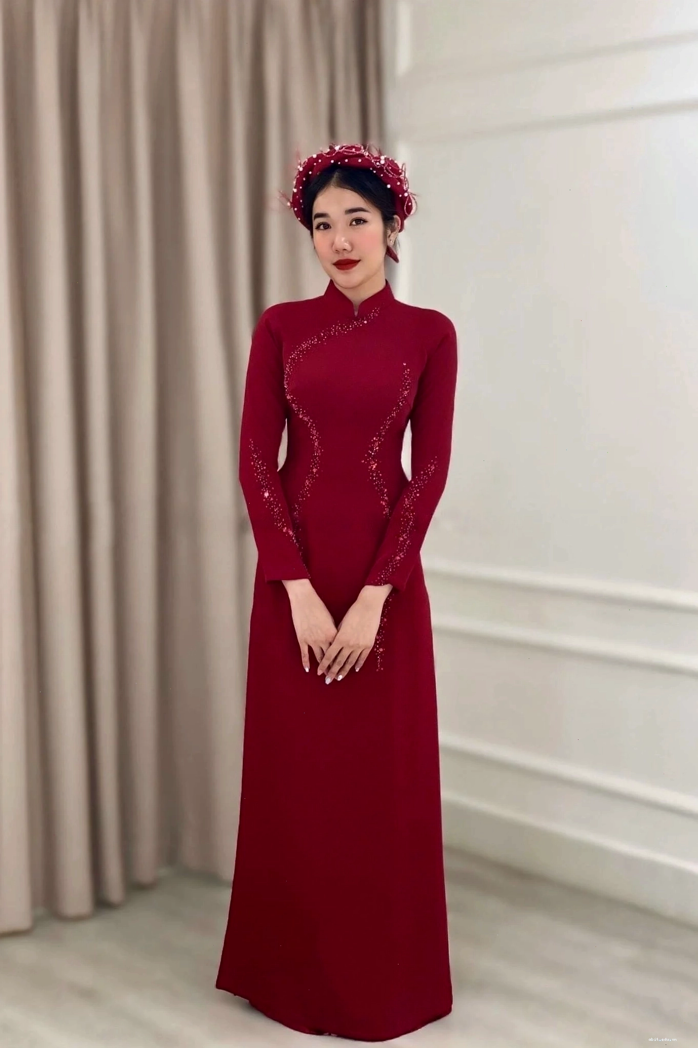 Áo dài đỏ đô đính đá tạo đường cong quyến rũ
