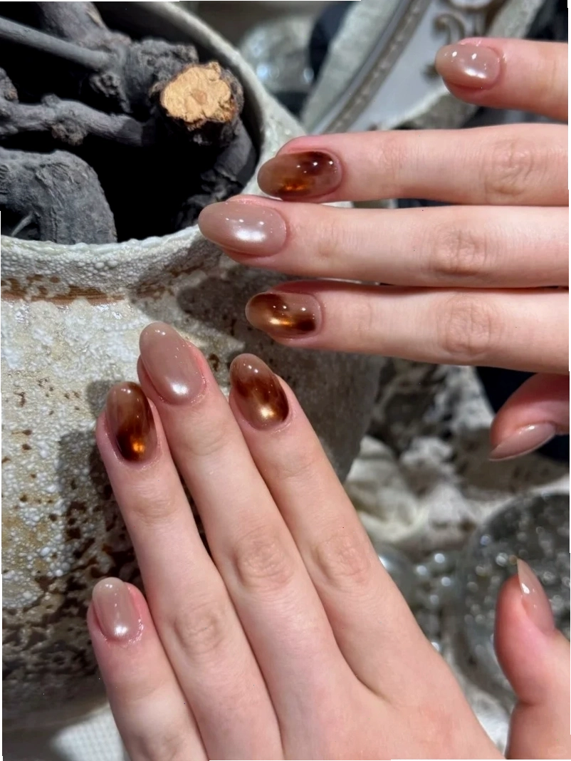 Mẫu nail màu nâu socola trầm ấm, quyến rũ