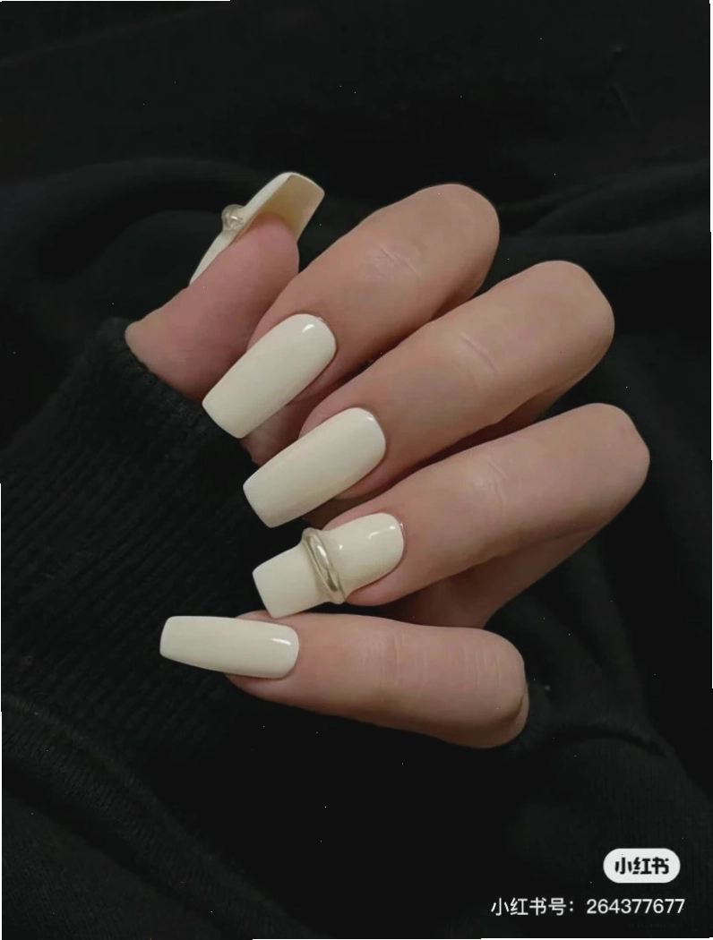 Mẫu nail màu trắng ngọc trai sang trọng