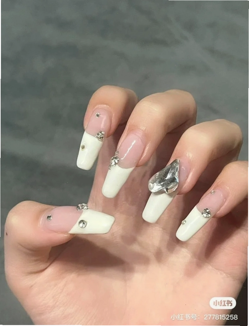 Mẫu nail tay trắng đen với đường kẻ đối xứng