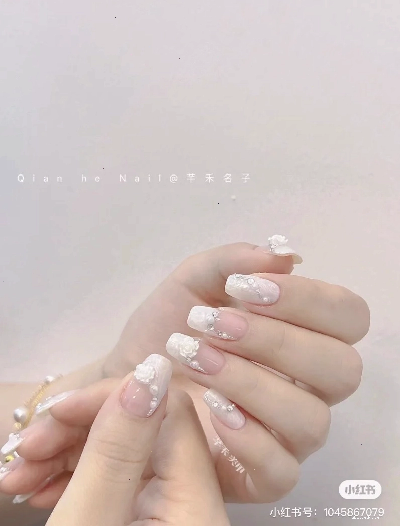 Mẫu nail tay trắng đính đá cầu kỳ