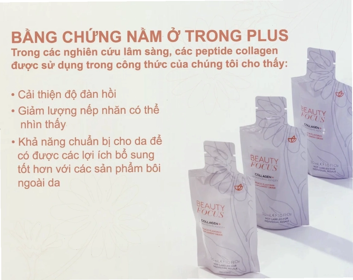 Người phụ nữ đang thưởng thức thức uống collagen