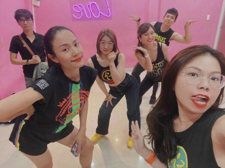 Nhảy Zumba Hiện Đại Giải Phóng Năng Lượng Qua Bước Nhảy