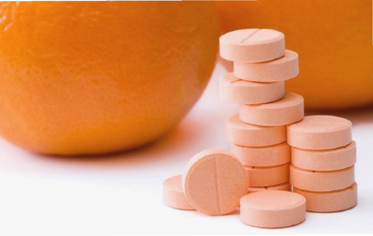 Sử dụng vitamin C dạng sủi hoặc nghiền viên để làm sạch da