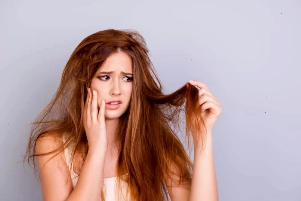 Tóc khô xơ do tác động của hóa chất và nhiệt độ
