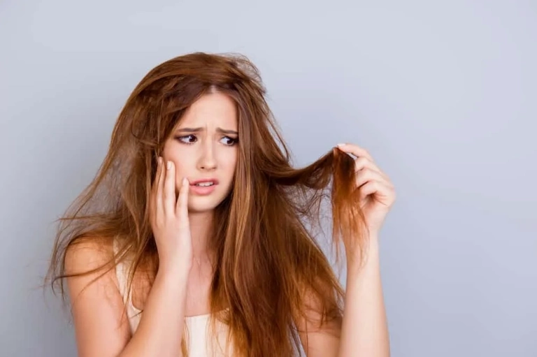 Tóc Khô Xơ: Nguyên Nhân, Cách Phục Hồi Và Bí Quyết Giữ Ẩm Hiệu Quả