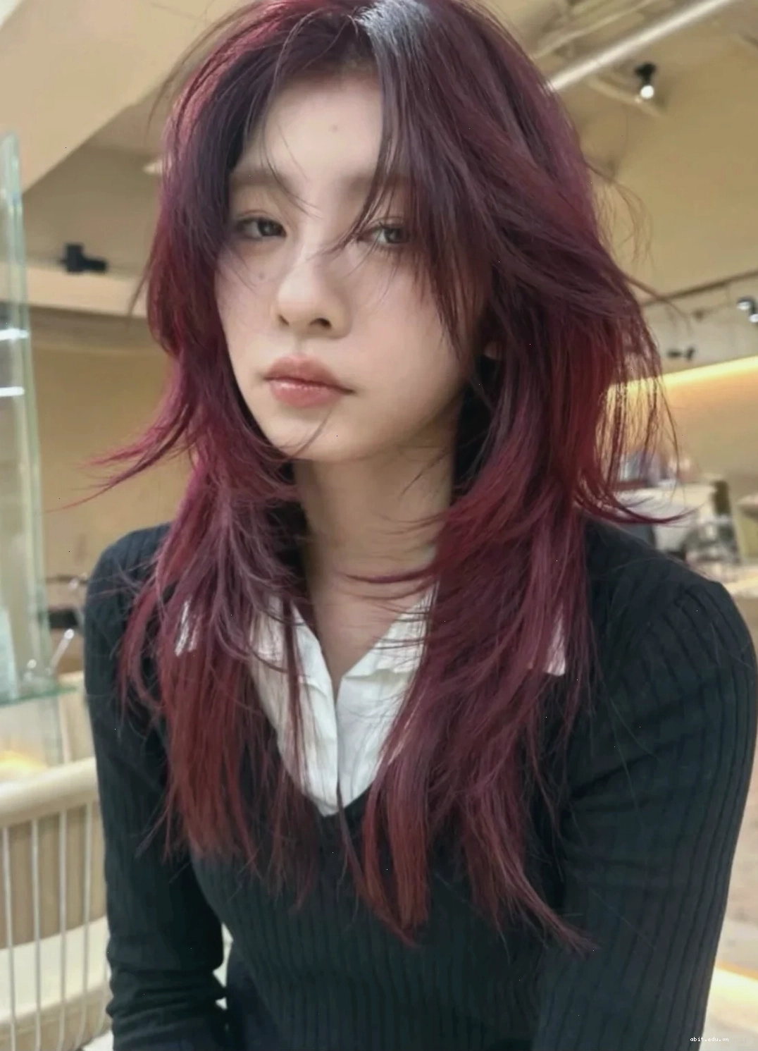 Tóc nam màu đỏ rượu vang với kiểu dáng Undercut thời thượng