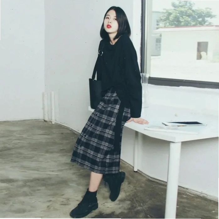 Trang phục nữ ngầu với váy dài và phụ kiệnStatement